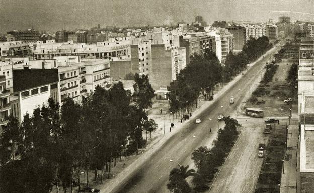 1960. Avenida de Castilla, hoy llamada del Cid, en los años sesenta, sin las pasarelas.