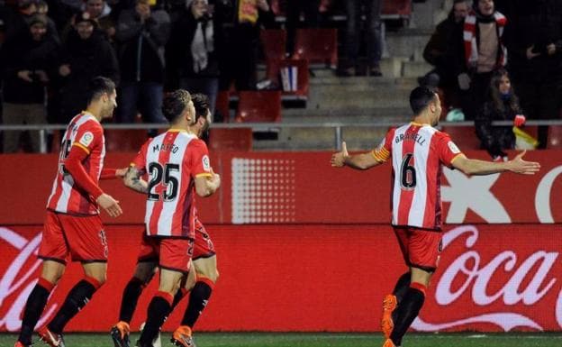 Los jugadores del Girona celebran el gol del triunfo. 