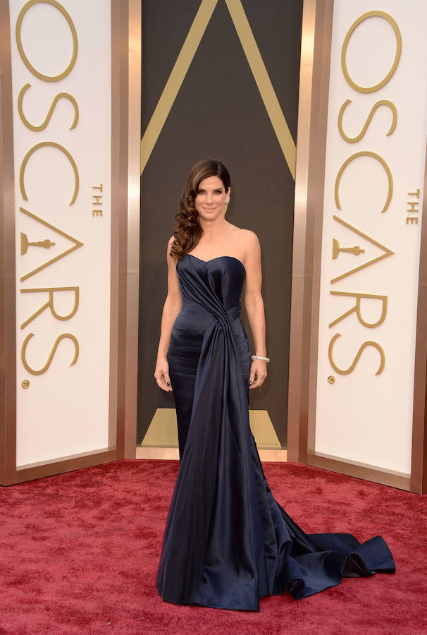 LOS MEJORES VESTIDOS | Sandra Bullock pisó el Teatro Dolby de Los Ángeles para la gala de los Oscar del pasado 2014 con un maravilloso Alexander McQueen. Las ondas 'vintage' en el peinado y la silueta del vestido, con un bonito escote corazón, la posicionaron como una de las más elegantes de la noche.