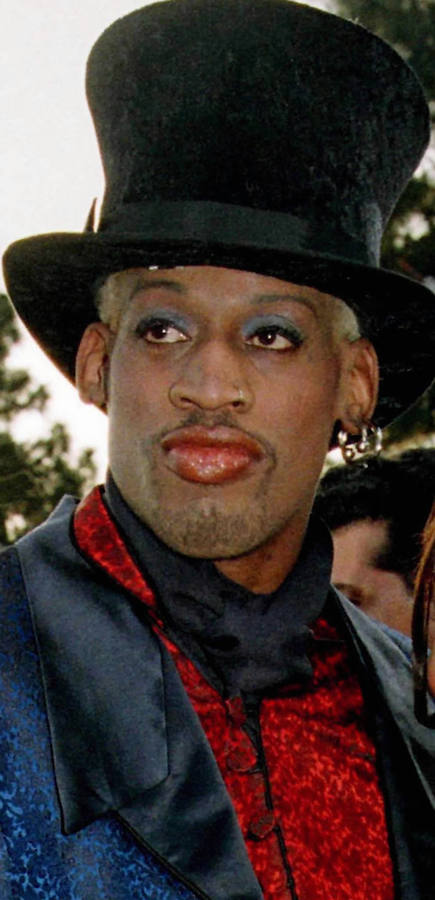 LOS PEORES VESTIDOS | Dennis Rodman será recordado como uno de los asistentes peor vestidos de la historia de los Oscar. Su excéntrico traje se llevó las peores críticas en 1997.