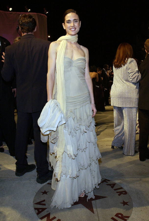 LOS PEORES VESTIDOS | La actriz Jennifer Connelly acudió en 2002 a la gala del cine con un vestido de volantes y un larguísimo fular.