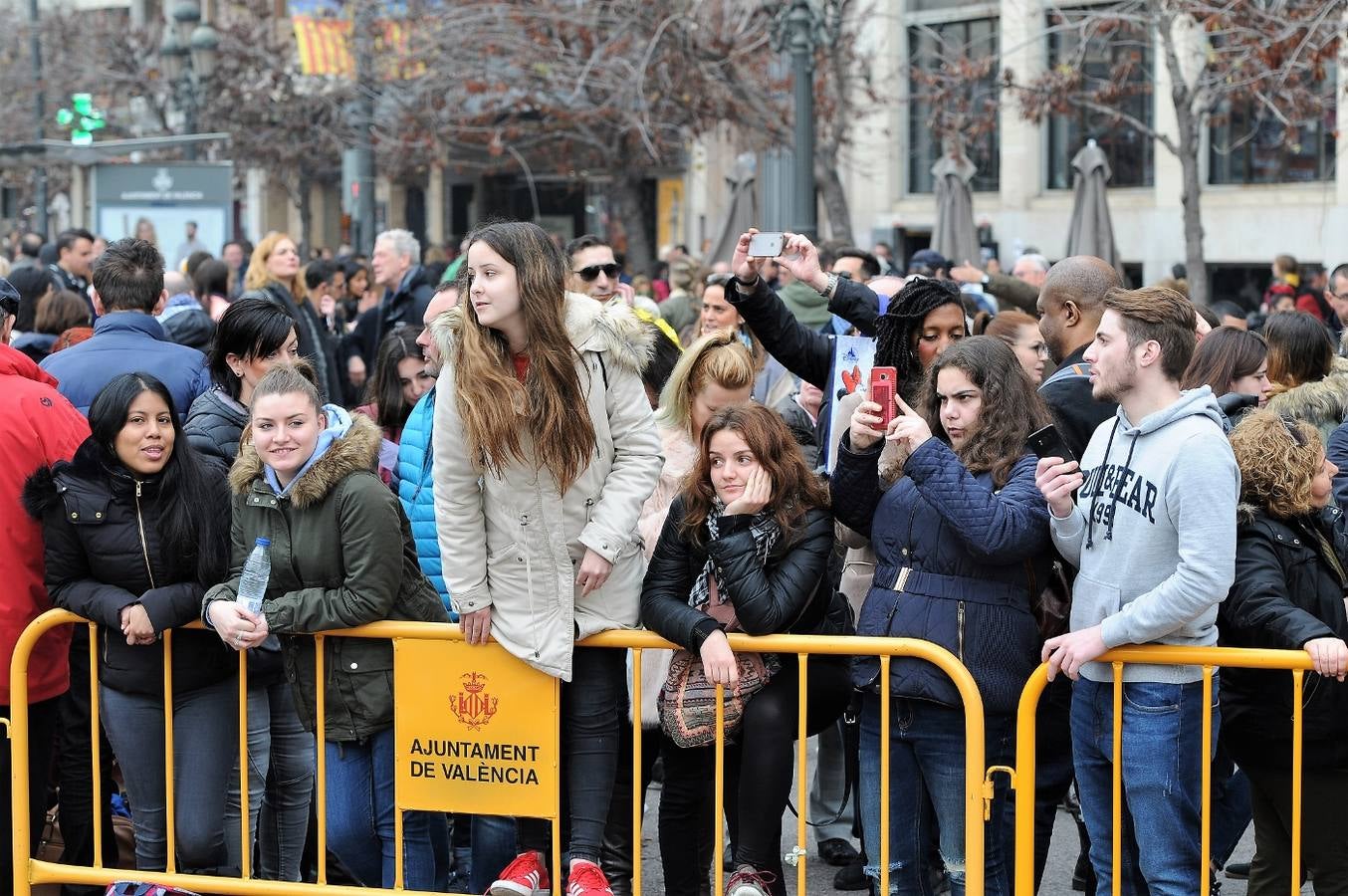 Fotos del público en la mascleta de hoy, 1 de marzo de 2018, la primera de estas Fallas, disparada por pirotecnia Peñarroja.