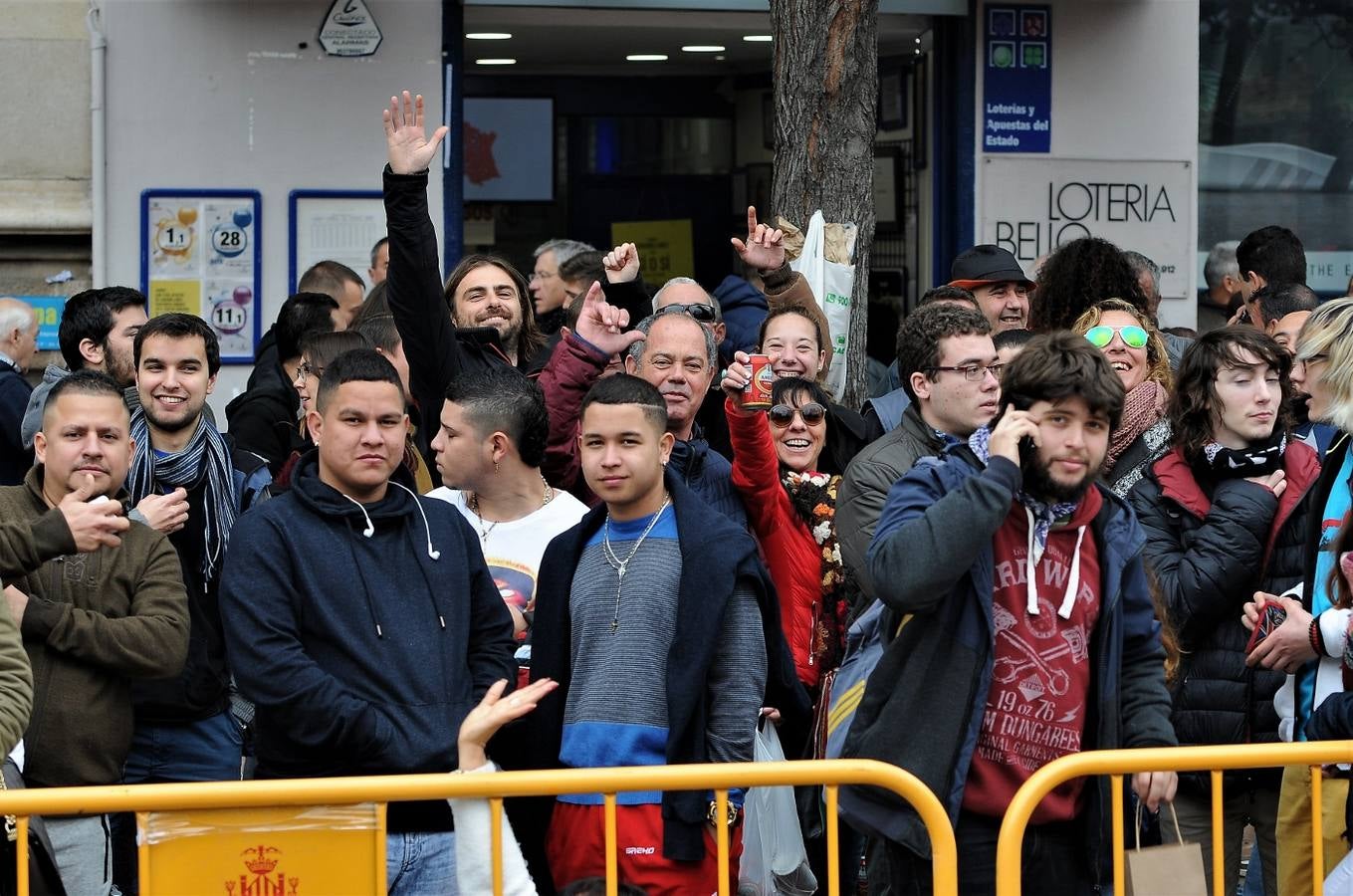 Fotos del público en la mascleta de hoy, 1 de marzo de 2018, la primera de estas Fallas, disparada por pirotecnia Peñarroja.