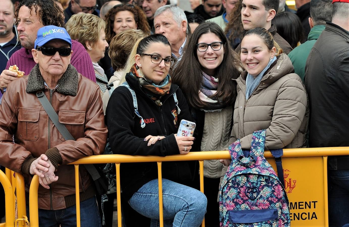 Fotos del público en la mascleta de hoy, 1 de marzo de 2018, la primera de estas Fallas, disparada por pirotecnia Peñarroja.
