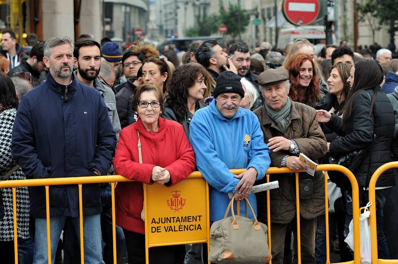 Fotos del público en la mascleta de hoy, 1 de marzo de 2018, la primera de estas Fallas, disparada por pirotecnia Peñarroja.