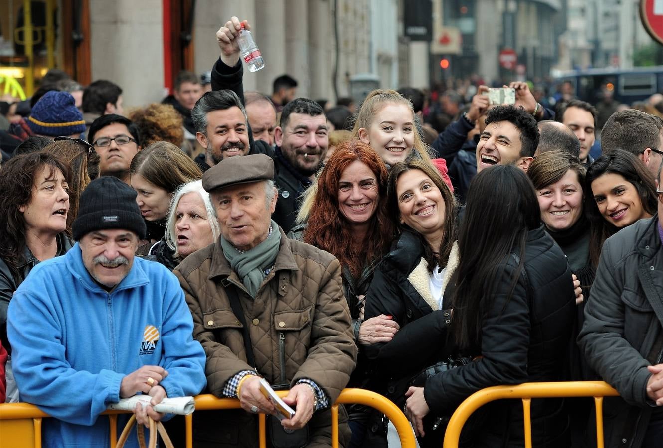 Fotos del público en la mascleta de hoy, 1 de marzo de 2018, la primera de estas Fallas, disparada por pirotecnia Peñarroja.