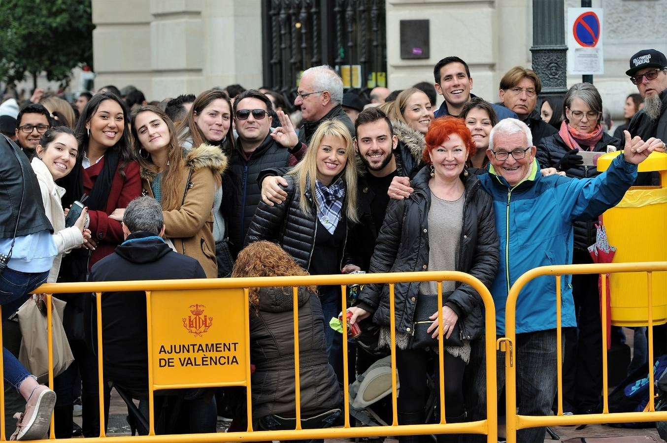 Fotos del público en la mascleta de hoy, 1 de marzo de 2018, la primera de estas Fallas, disparada por pirotecnia Peñarroja.