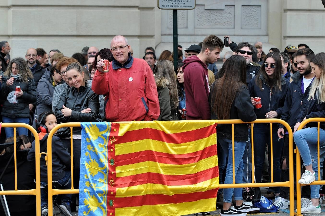 Fotos del público en la mascleta de hoy, 1 de marzo de 2018, la primera de estas Fallas, disparada por pirotecnia Peñarroja.