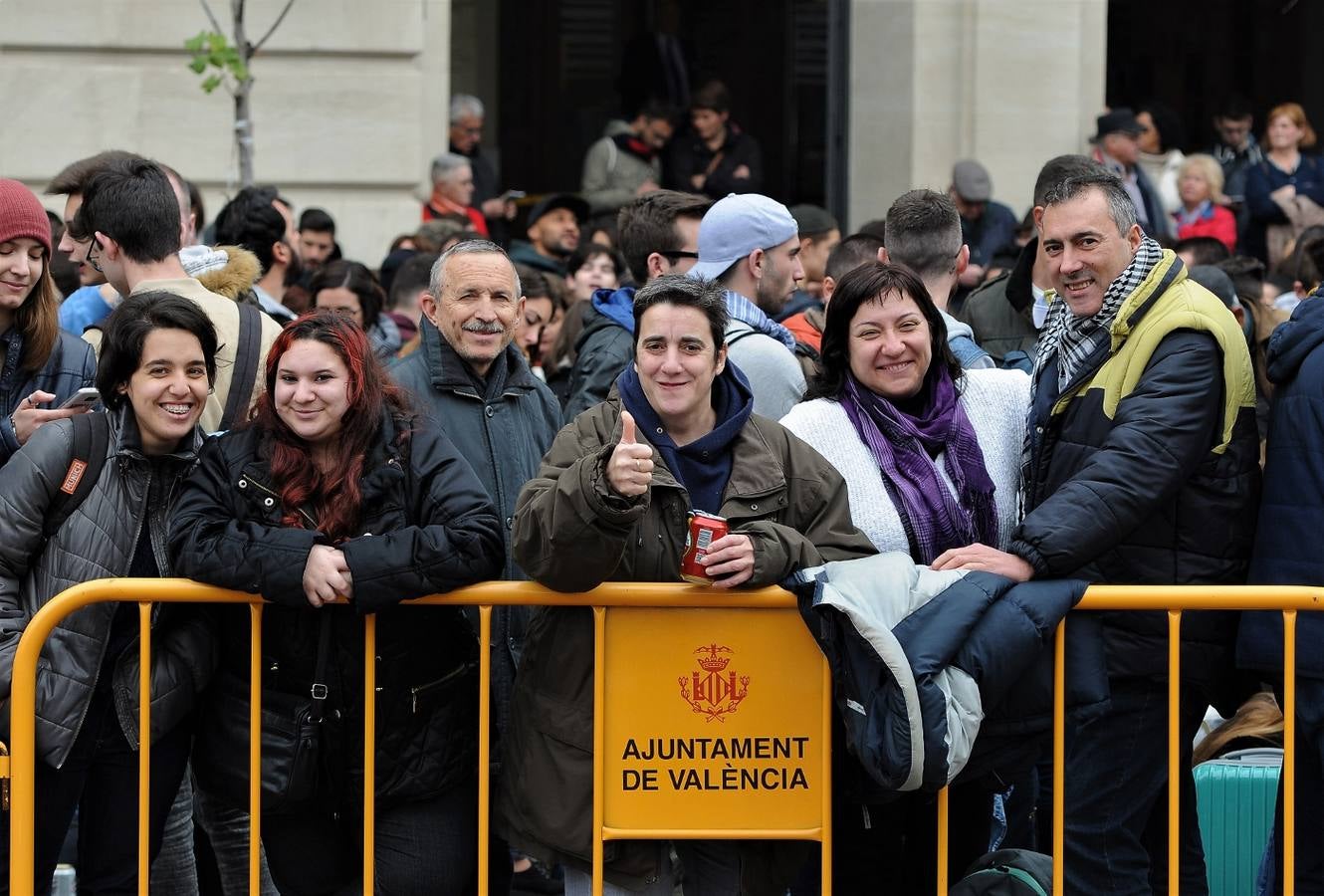 Fotos del público en la mascleta de hoy, 1 de marzo de 2018, la primera de estas Fallas, disparada por pirotecnia Peñarroja.