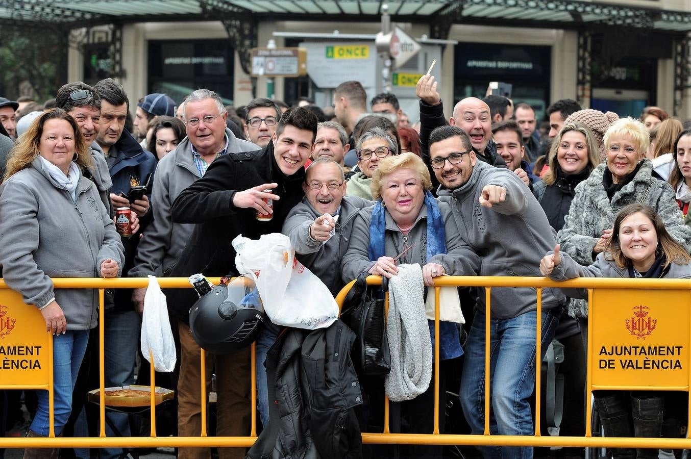 Fotos del público en la mascleta de hoy, 1 de marzo de 2018, la primera de estas Fallas, disparada por pirotecnia Peñarroja.