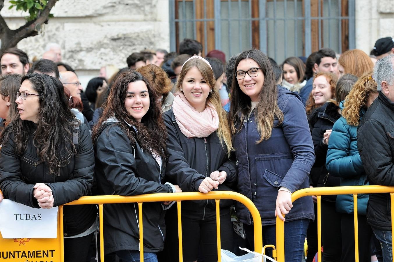 Fotos del público en la mascleta de hoy, 1 de marzo de 2018, la primera de estas Fallas, disparada por pirotecnia Peñarroja.