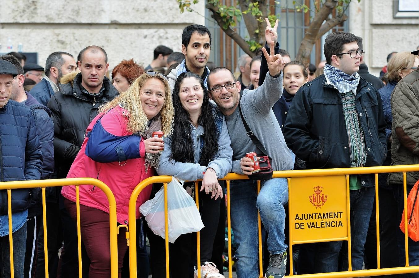 Fotos del público en la mascleta de hoy, 1 de marzo de 2018, la primera de estas Fallas, disparada por pirotecnia Peñarroja.