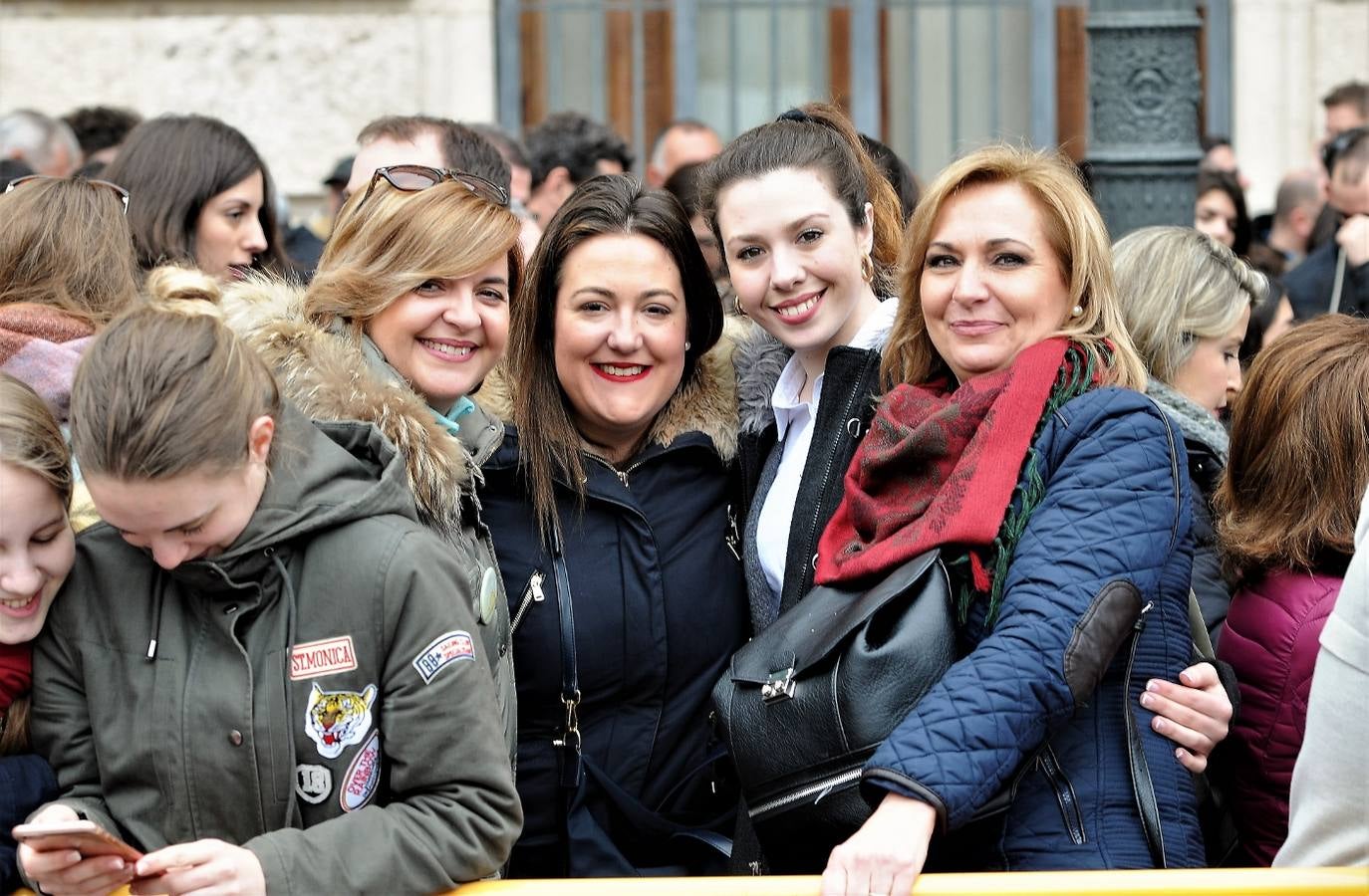 Fotos del público en la mascleta de hoy, 1 de marzo de 2018, la primera de estas Fallas, disparada por pirotecnia Peñarroja.