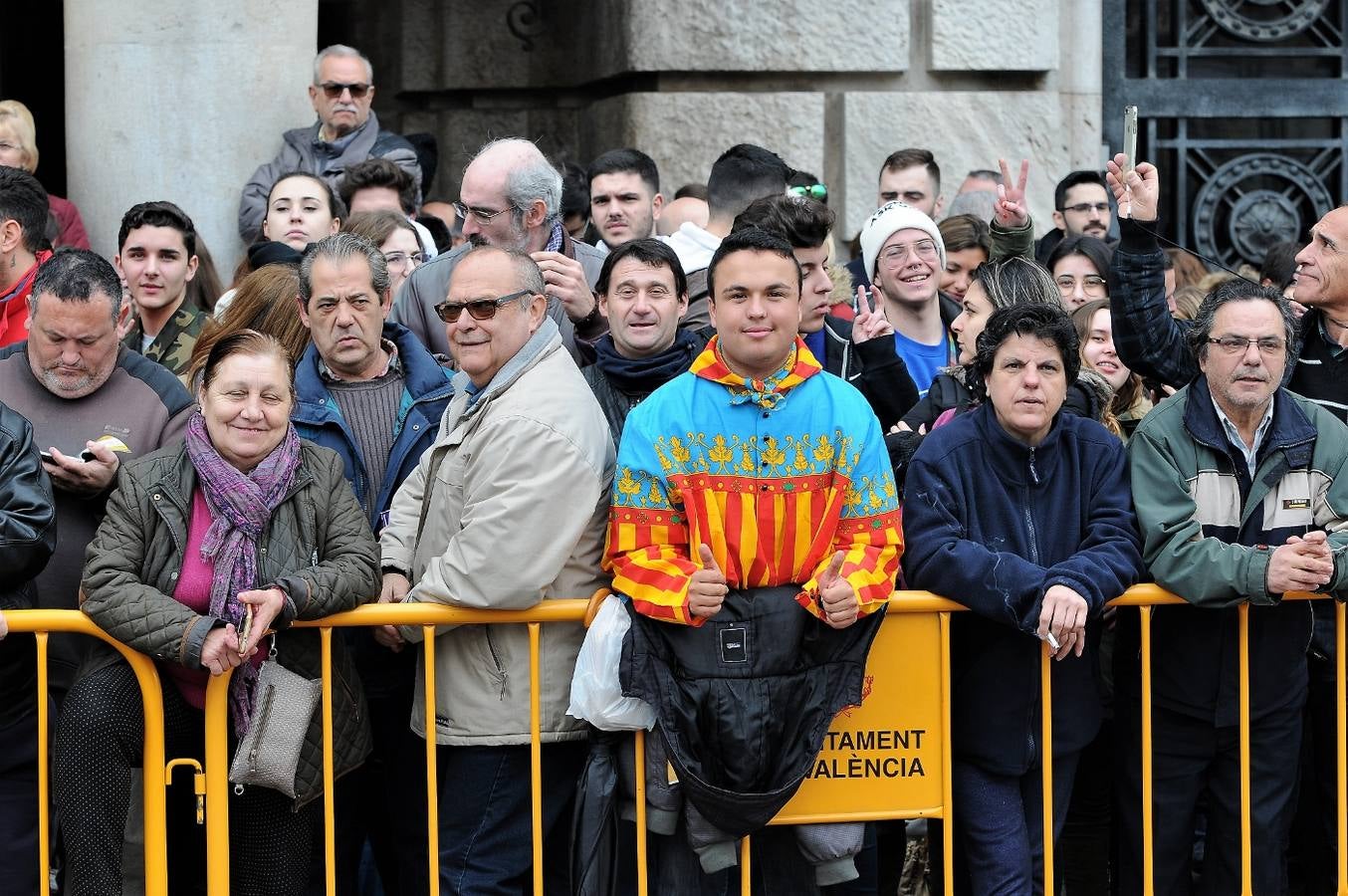 Fotos del público en la mascleta de hoy, 1 de marzo de 2018, la primera de estas Fallas, disparada por pirotecnia Peñarroja.