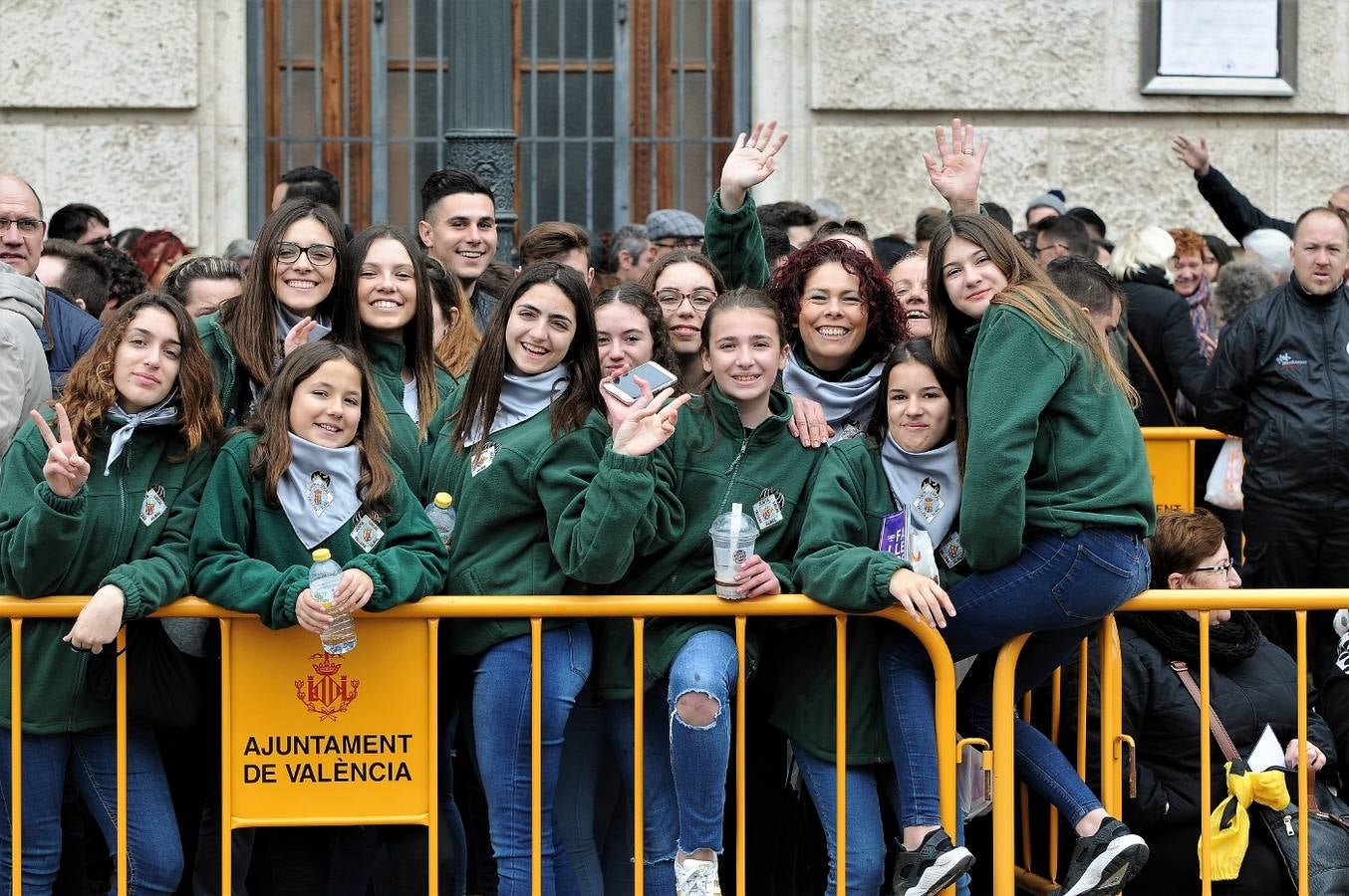 Fotos del público en la mascleta de hoy, 1 de marzo de 2018, la primera de estas Fallas, disparada por pirotecnia Peñarroja.