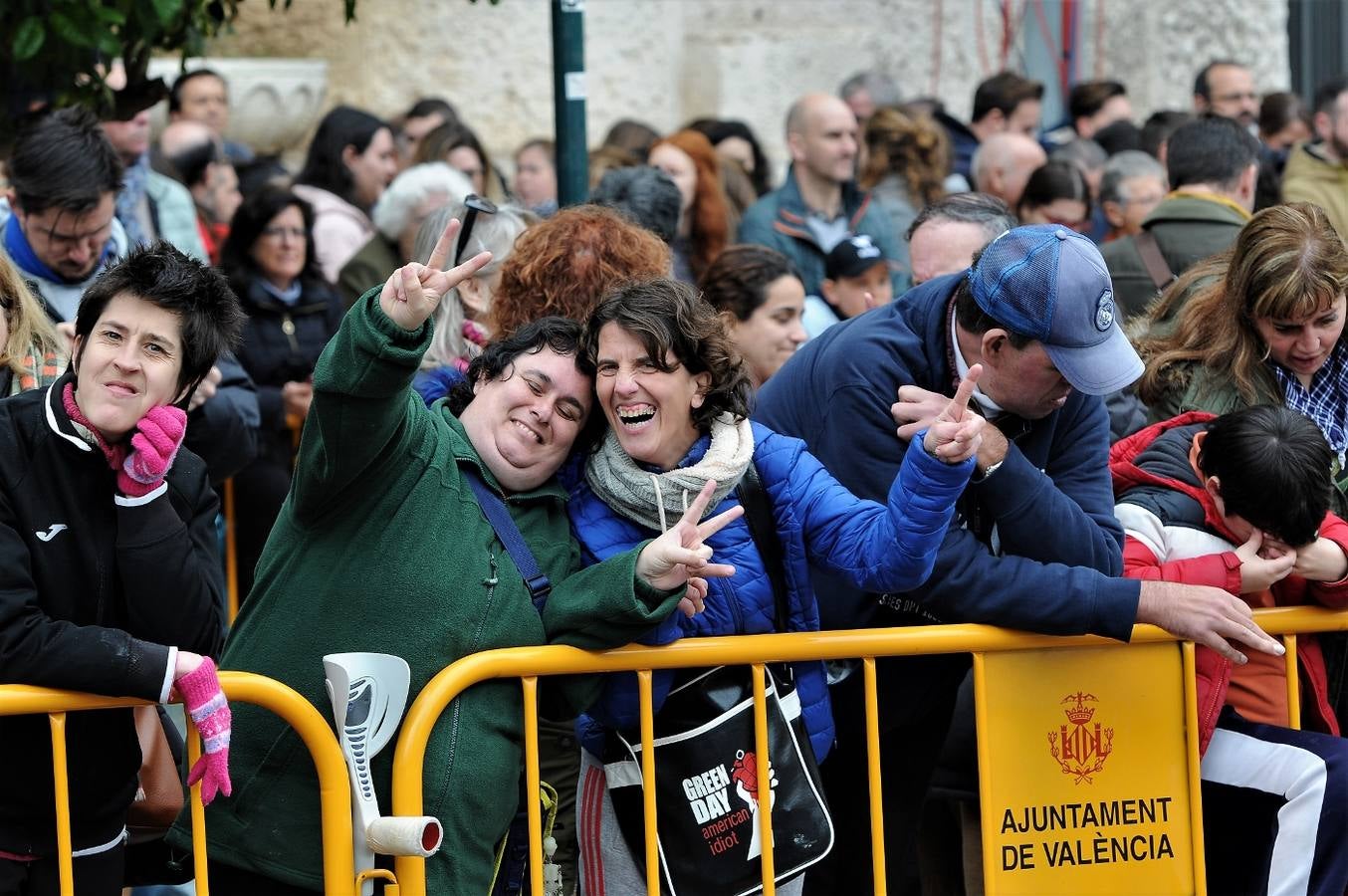 Fotos del público en la mascleta de hoy, 1 de marzo de 2018, la primera de estas Fallas, disparada por pirotecnia Peñarroja.