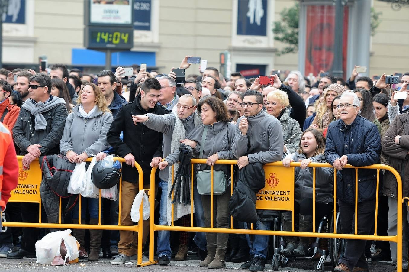 Fotos del público en la mascleta de hoy, 1 de marzo de 2018, la primera de estas Fallas, disparada por pirotecnia Peñarroja.