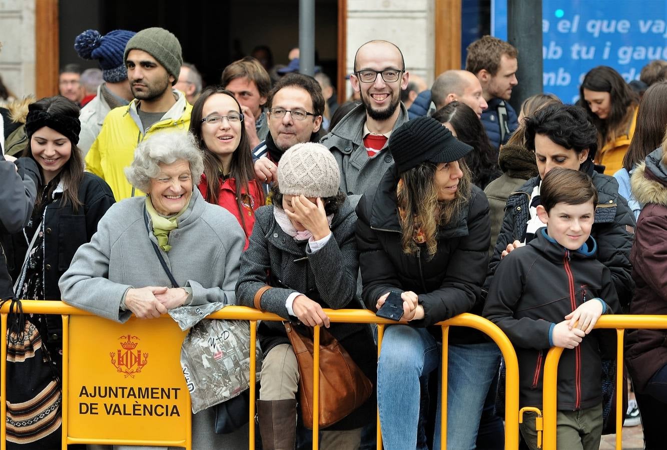 Fotos del público en la mascleta de hoy, 1 de marzo de 2018, la primera de estas Fallas, disparada por pirotecnia Peñarroja.