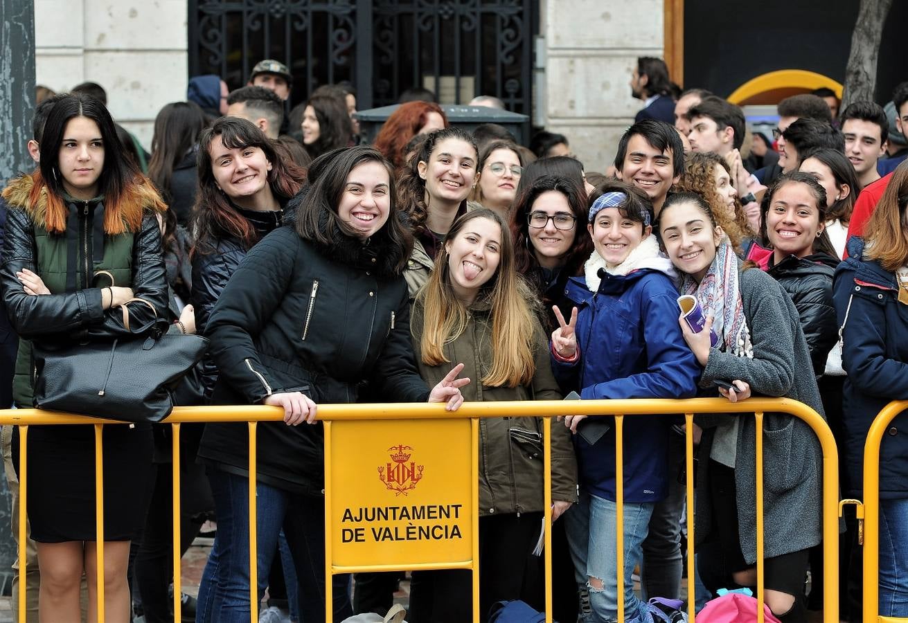 Fotos del público en la mascleta de hoy, 1 de marzo de 2018, la primera de estas Fallas, disparada por pirotecnia Peñarroja.