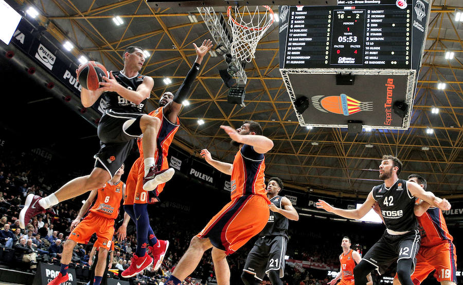 Estas son las imágenes que deja la victoria del conjunto taronja en partido de Euroliga en la Fonteta