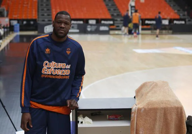 Latavious Williams posa ayer en la Fonteta. 