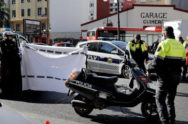 La policía resguarda el cadáver de un ciclista fallecido en un accidente el pasado año. 