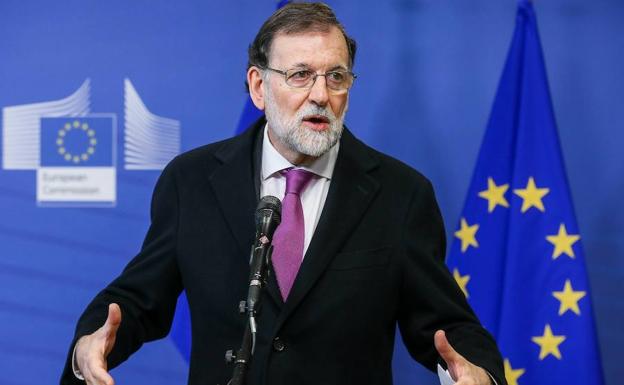 Rajoy habla en una rueda de prensa. 