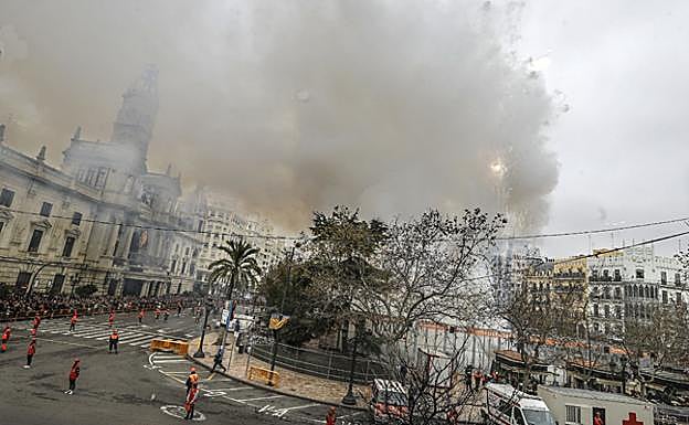 Momento del disparo de la maslcetà de Pirotecnia Peñarroja del 1 de marzo, primera de las Fallas 2018.