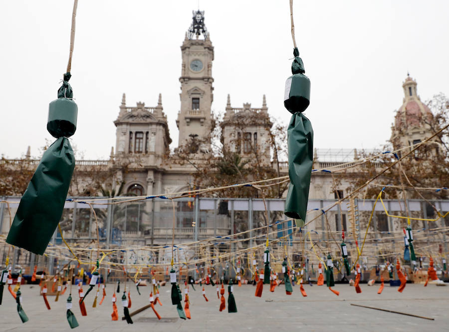 Pirotecnia Peñarroja ofrece un espectáculo clásico, contundente y completo que abre el calendario de disparos en la plaza del Ayuntamiento