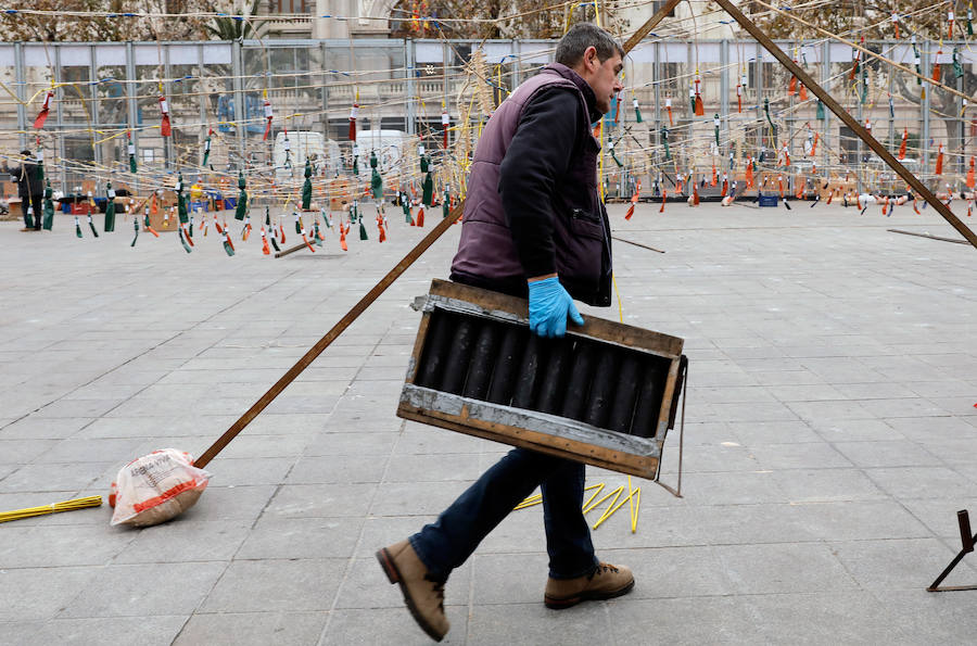 Pirotecnia Peñarroja ofrece un espectáculo clásico, contundente y completo que abre el calendario de disparos en la plaza del Ayuntamiento