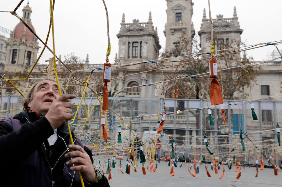 Pirotecnia Peñarroja ofrece un espectáculo clásico, contundente y completo que abre el calendario de disparos en la plaza del Ayuntamiento
