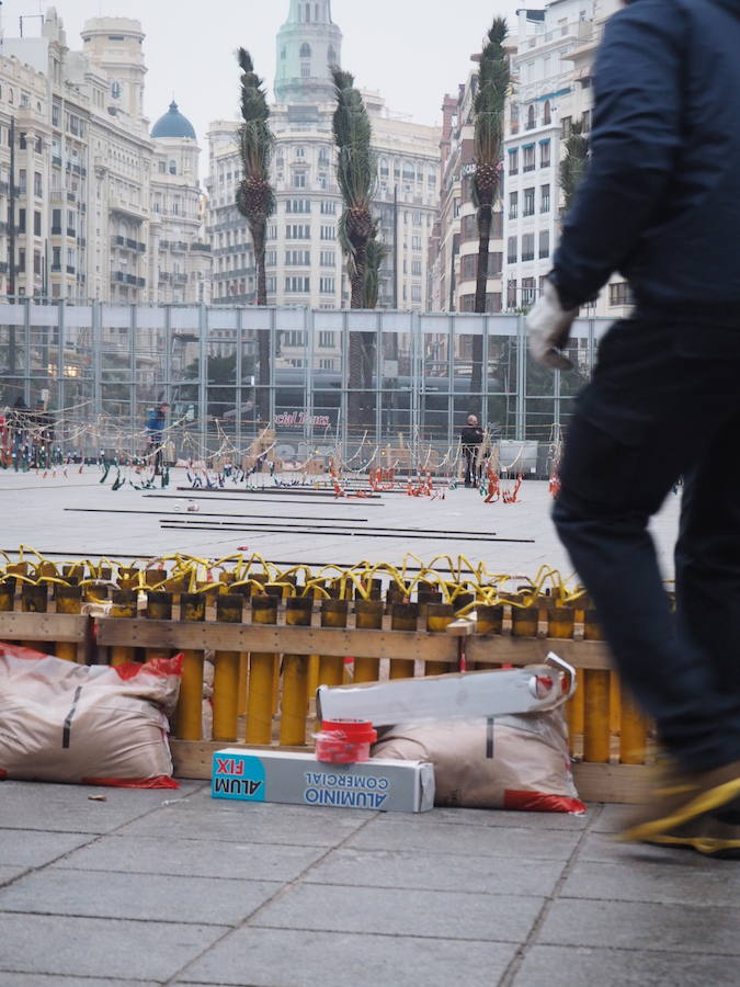 Pirotecnia Peñarroja ofrece un espectáculo clásico, contundente y completo que abre el calendario de disparos en la plaza del Ayuntamiento