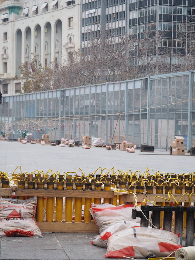 Pirotecnia Peñarroja ofrece un espectáculo clásico, contundente y completo que abre el calendario de disparos en la plaza del Ayuntamiento