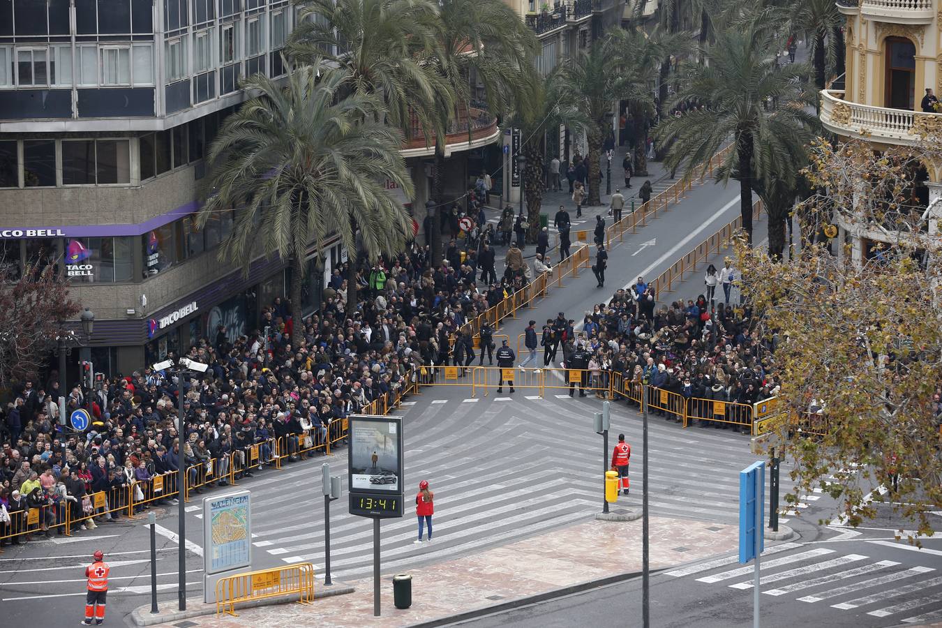 Pirotecnia Peñarroja ofrece un espectáculo clásico, contundente y completo que abre el calendario de disparos en la plaza del Ayuntamiento