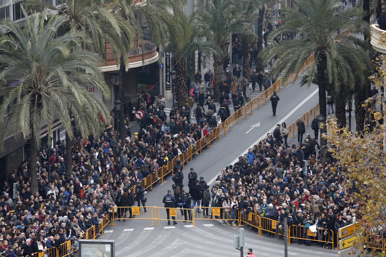 Pirotecnia Peñarroja ofrece un espectáculo clásico, contundente y completo que abre el calendario de disparos en la plaza del Ayuntamiento