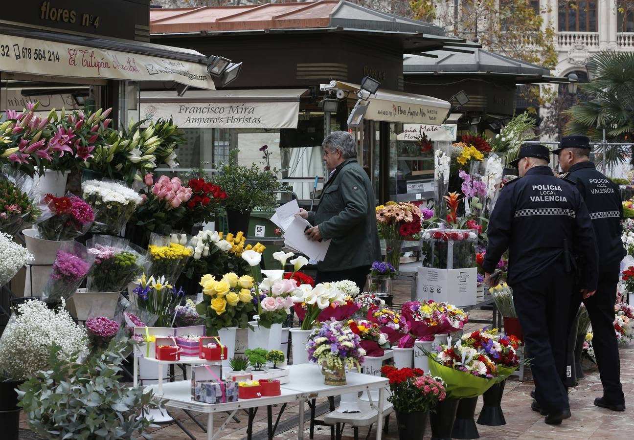 Pirotecnia Peñarroja ofrece un espectáculo clásico, contundente y completo que abre el calendario de disparos en la plaza del Ayuntamiento