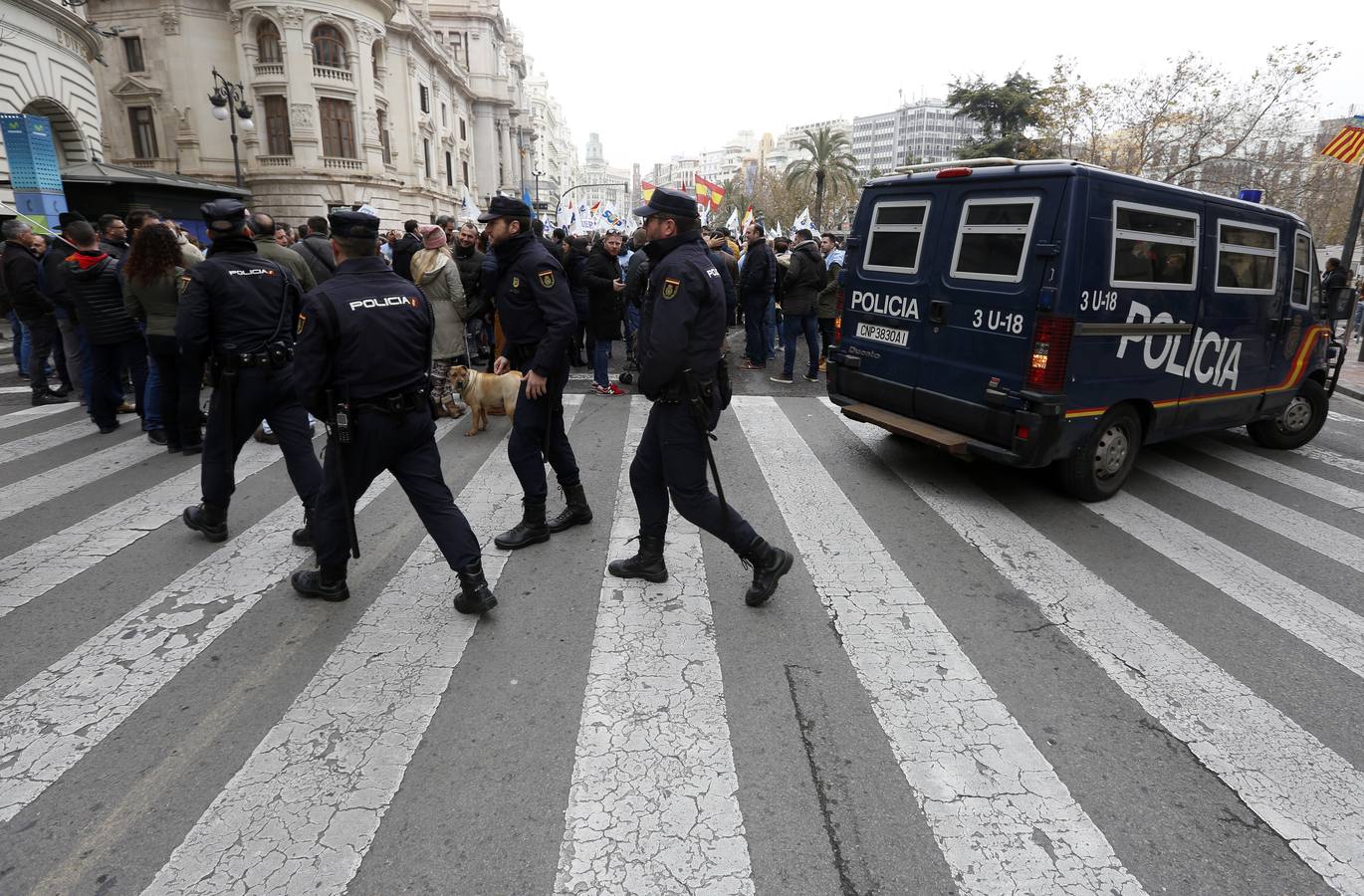 Pirotecnia Peñarroja ofrece un espectáculo clásico, contundente y completo que abre el calendario de disparos en la plaza del Ayuntamiento