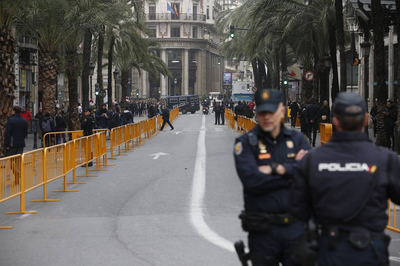 Pirotecnia Peñarroja ofrece un espectáculo clásico, contundente y completo que abre el calendario de disparos en la plaza del Ayuntamiento