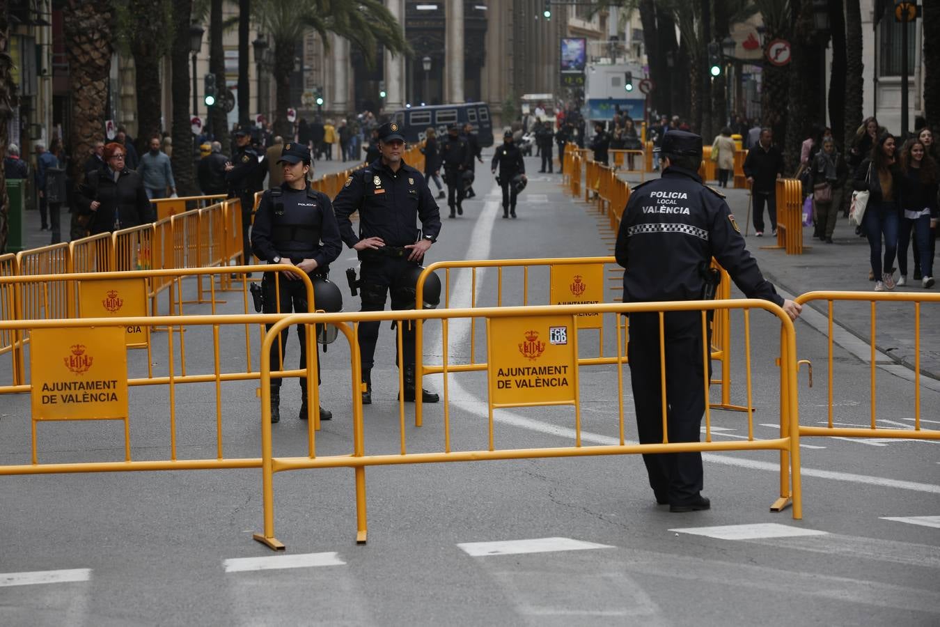 Pirotecnia Peñarroja ofrece un espectáculo clásico, contundente y completo que abre el calendario de disparos en la plaza del Ayuntamiento