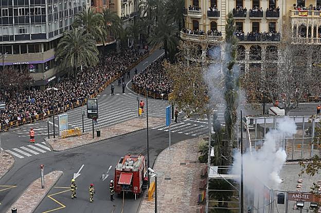  Pasillo. La imagen refleja la vía despejada en Barcas en el inicio de la mascletà de ayer. 