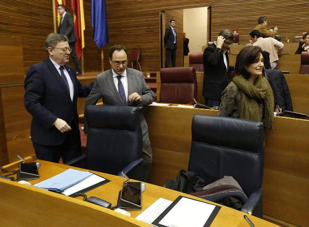 El presidente de la Generalitat, Ximo Puig, y los consellers Soler y Montón, ayer en Les Corts. 