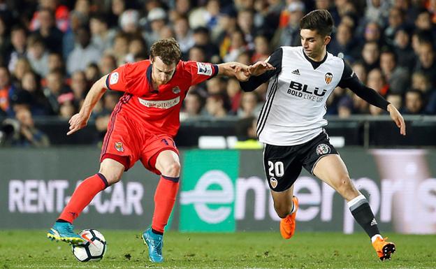 Ferran Torres intenta frenar el avance de Zurutuza en el Valencia-Real Sociedad.