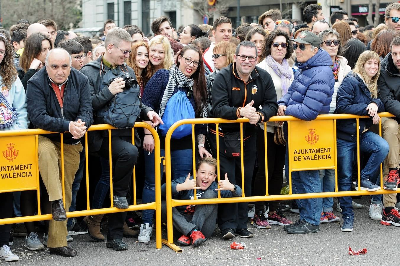 Fotos: Búscate en la mascletà de hoy, sábado 3 de marzo, disparada por Vulcano
