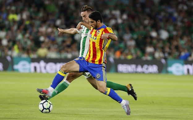 Guedes pelea la posesión con Fabián en el Betis-Valencia de la ida liguera. 