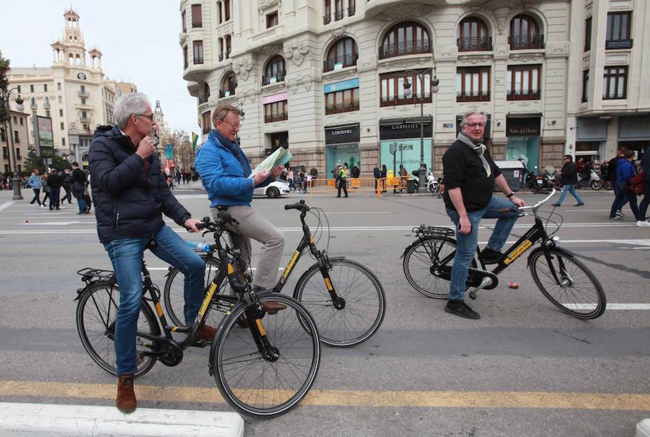 La pirotecnia madrileña Vulcano ha sido la encargada de disparar la mascletà de hoy, sábado 3 de marzo, en la plaza del Ayuntamiento de Valencia.