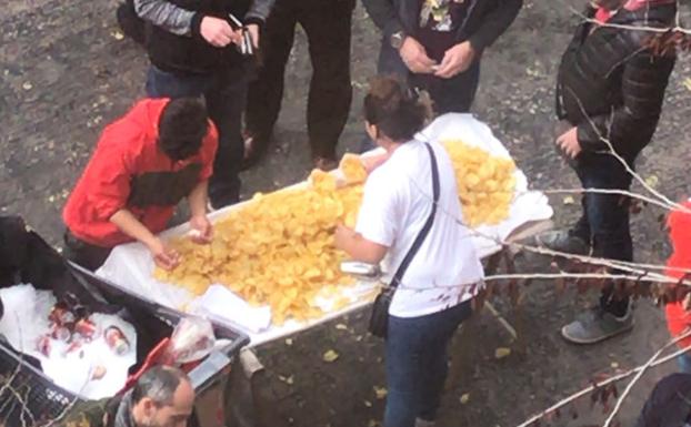 Los comerciantes y hosteleros de la plaza del Ayuntamiento denuncian la venta ilegal de comida y bebida. 