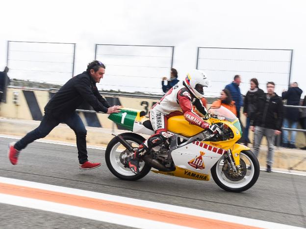 Champi empuja la moto de Carlos Lavado. 