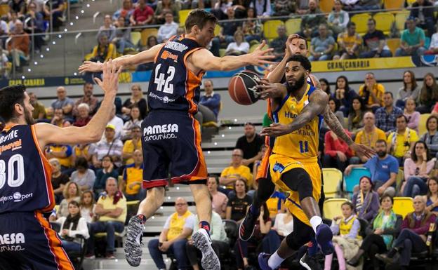 Seeley y Doornekamp disputan un balón.