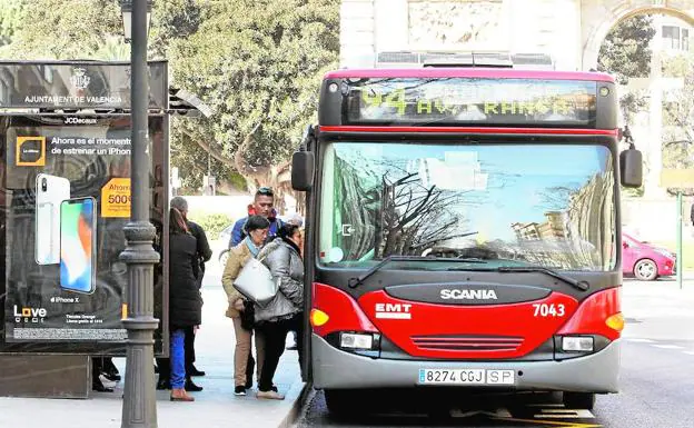 Un autobús de la nueva línea 94 recoge a varios usuarios junto a la Porta de la Mar.