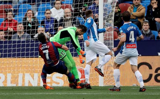 Diego López, tras chocar con Sadiku. 